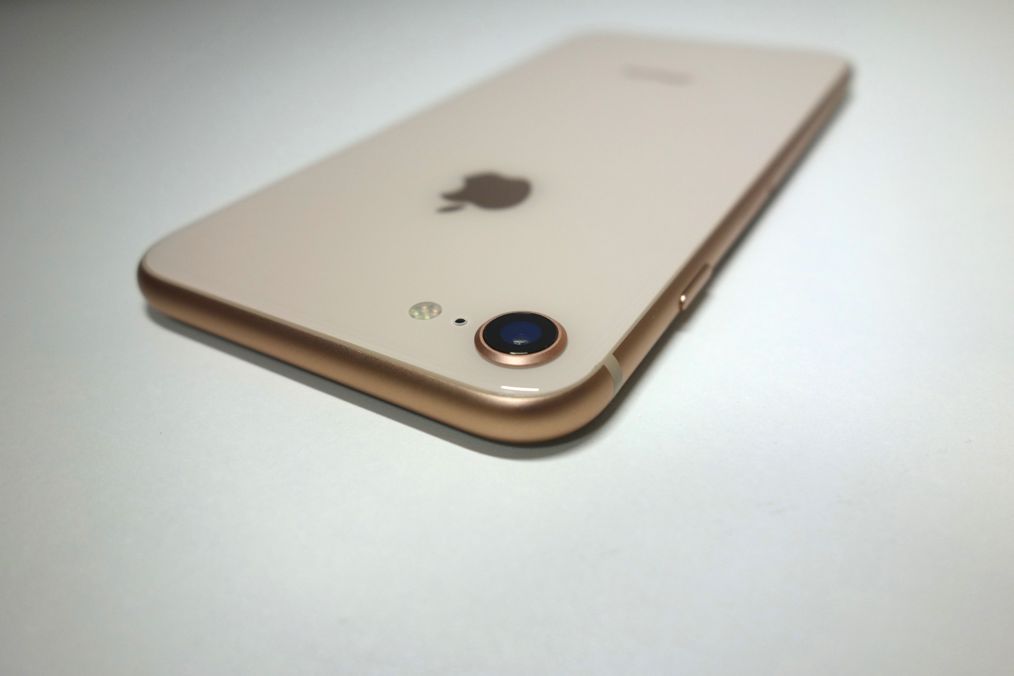 iPhone XにはないiPhone 8限定色「ゴールド」を写真でレビュー