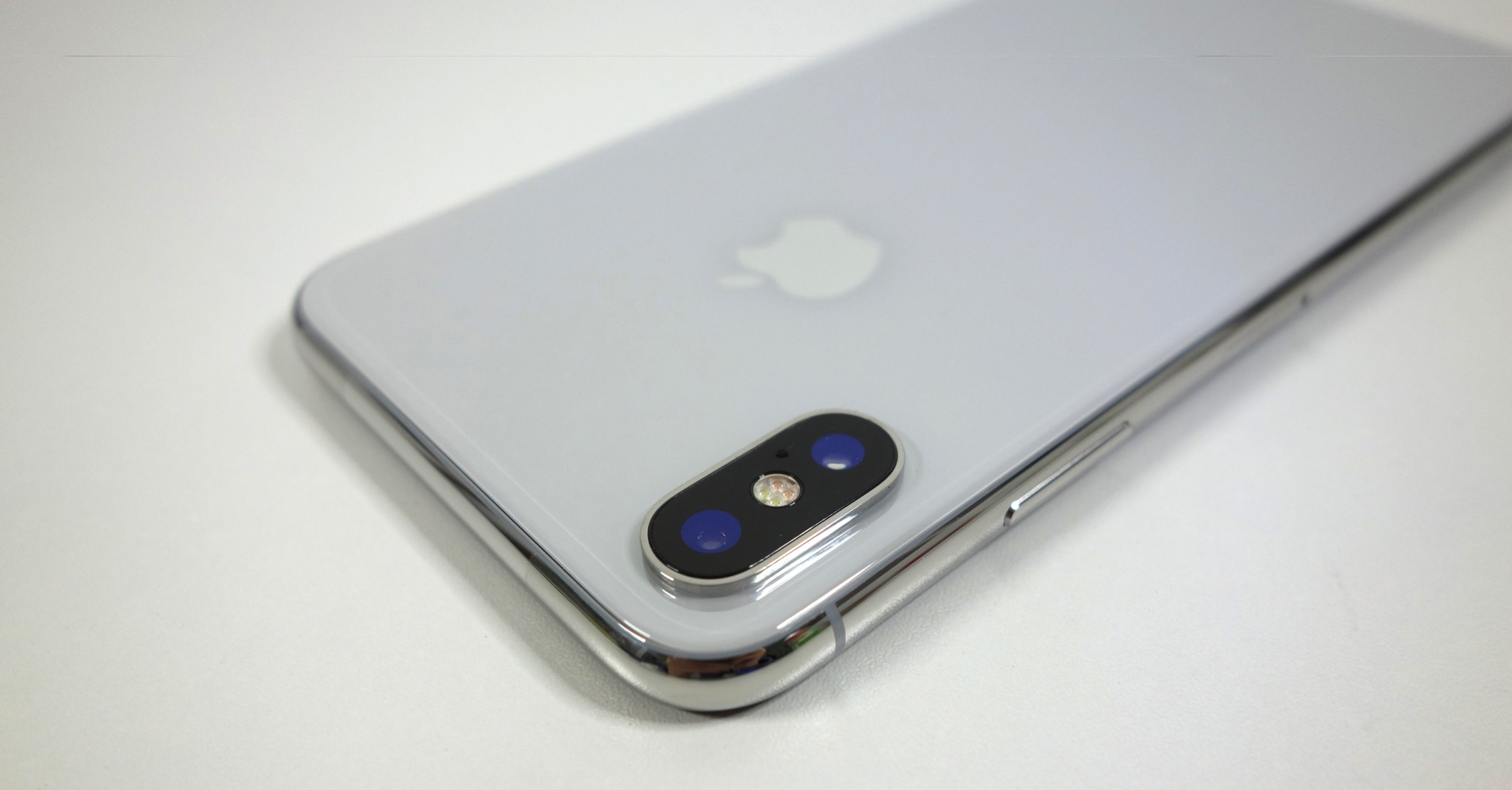 iPhone Xシルバー外観レビュー、iPhone 8と比較して金属部分が光沢質感