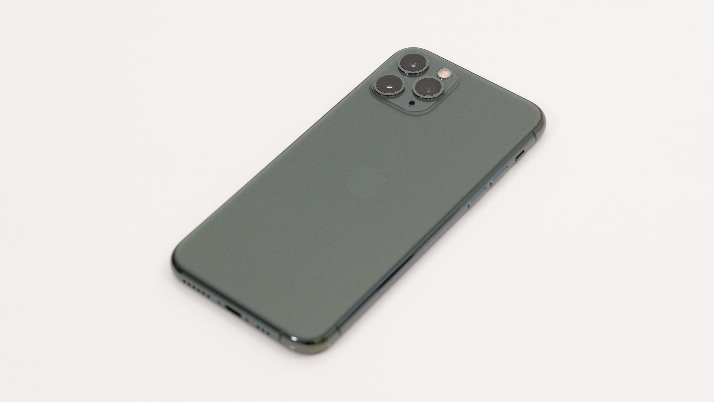 iPhone 11 ProのミッドナイトグリーンにぴったりなApple製「パイン