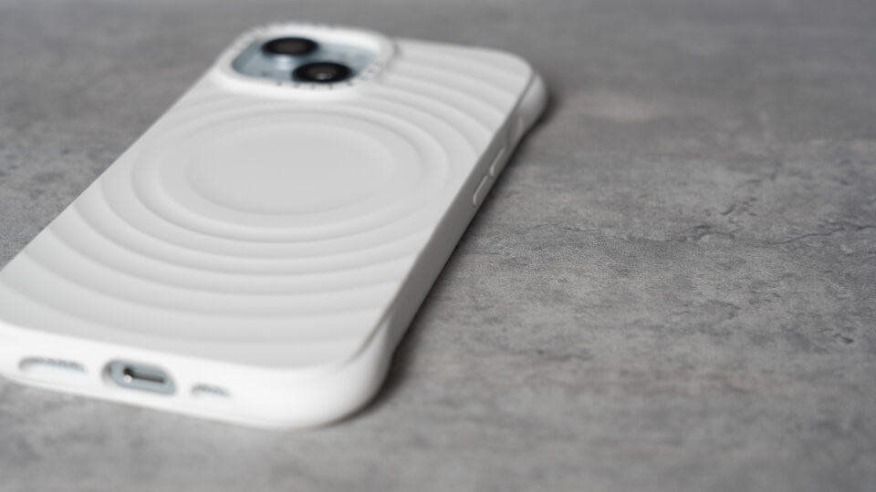 CASETiFY「ウェーブシリコンケース」レビュー。波紋とMagSafeを融合