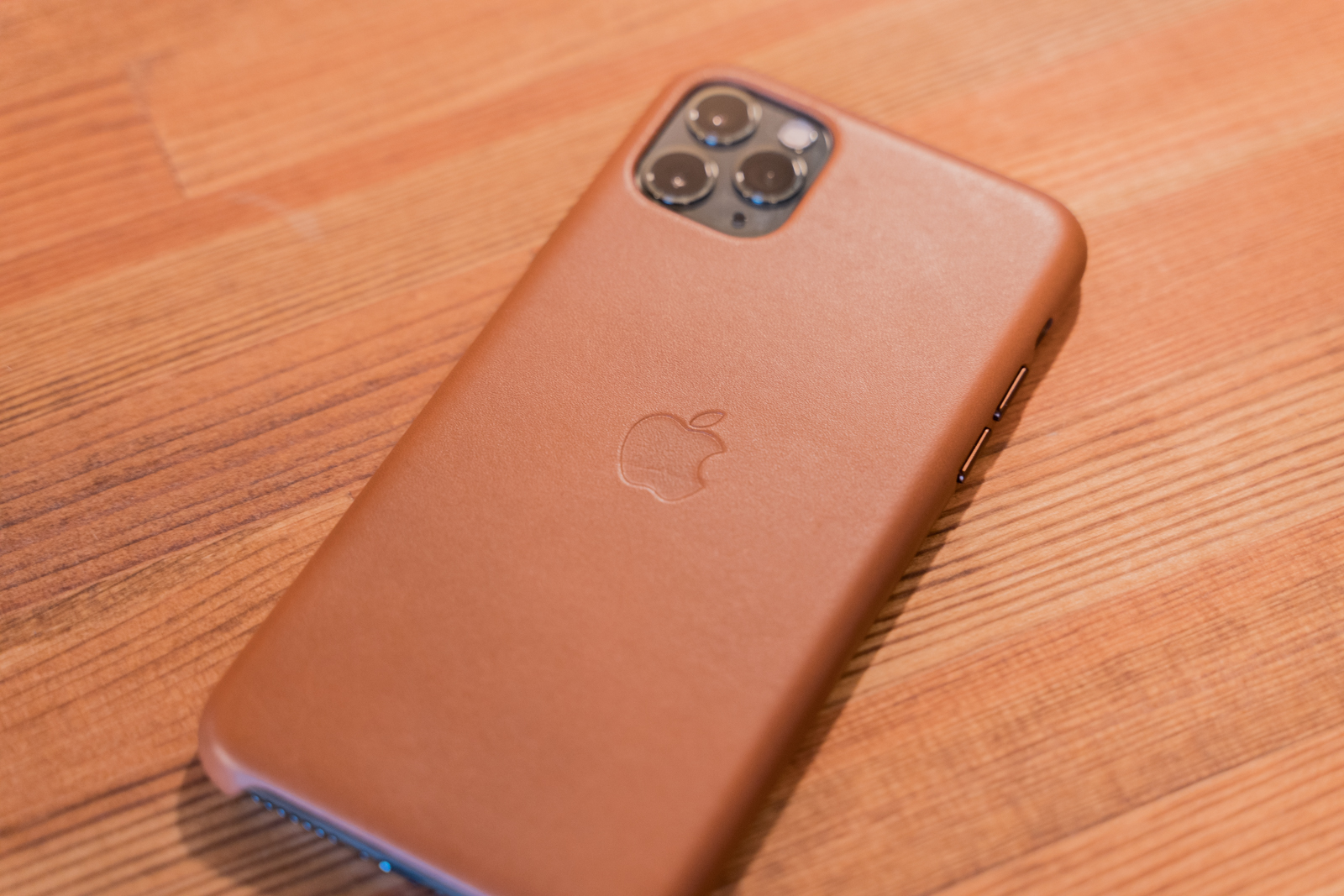 1年使うと驚きの変化!上質な質感がたまらないApple純正のiPhoneレザー