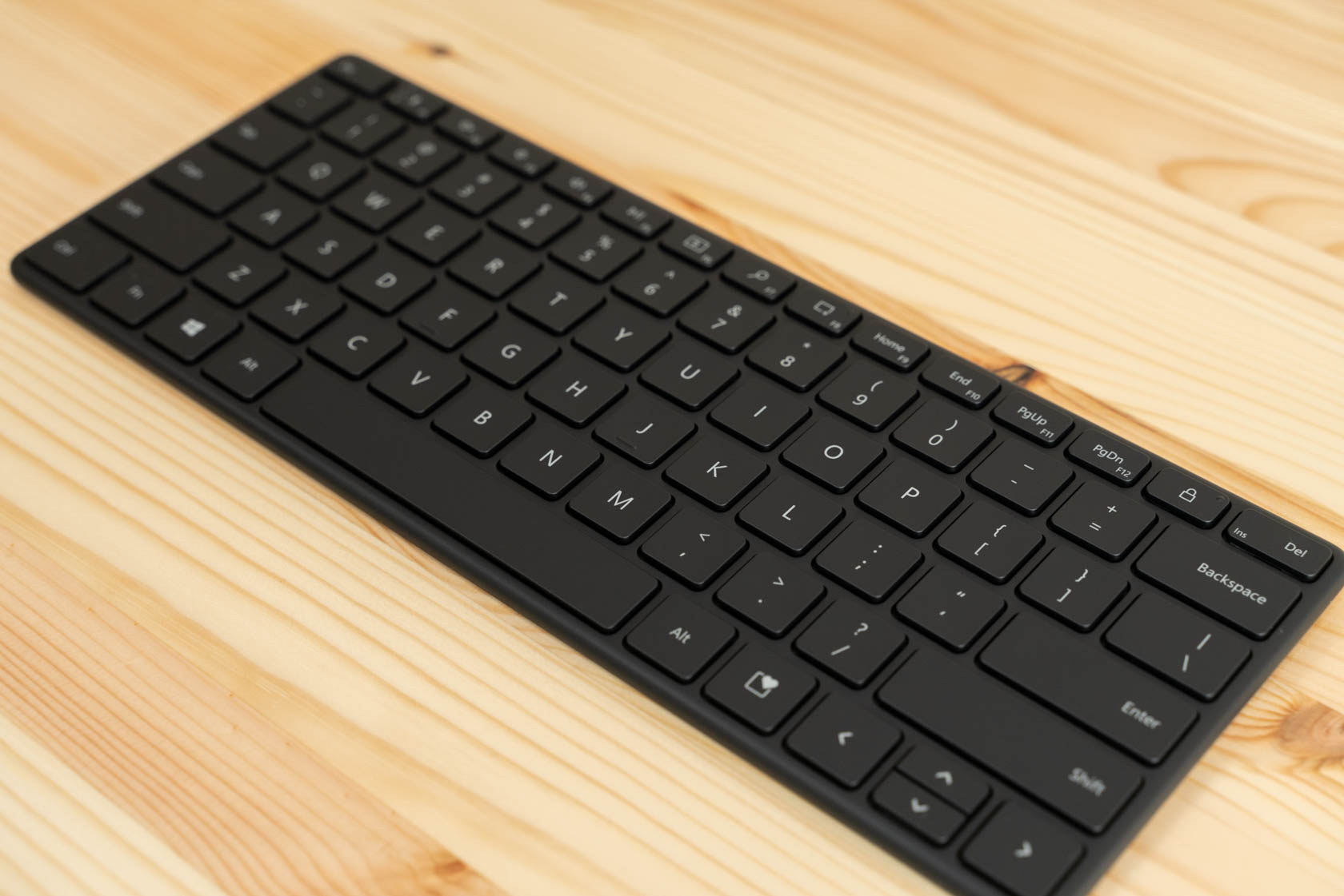 まるでWindows版Magic Keyboardな、マイクロソフト純正の『デザイナー