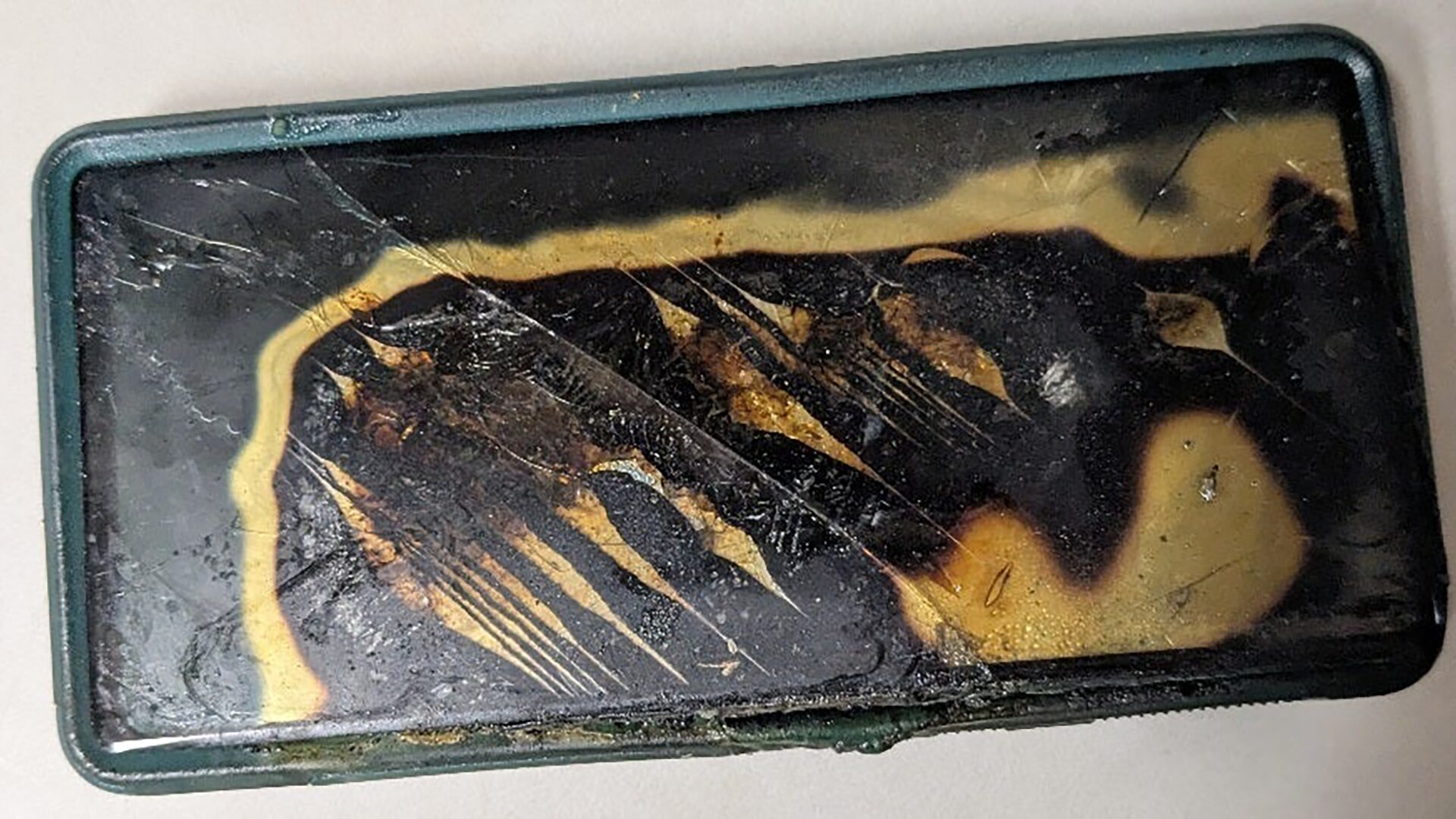 ガスが抜ける音がした。Pixel 6aが突如発火して火の玉になったみたい