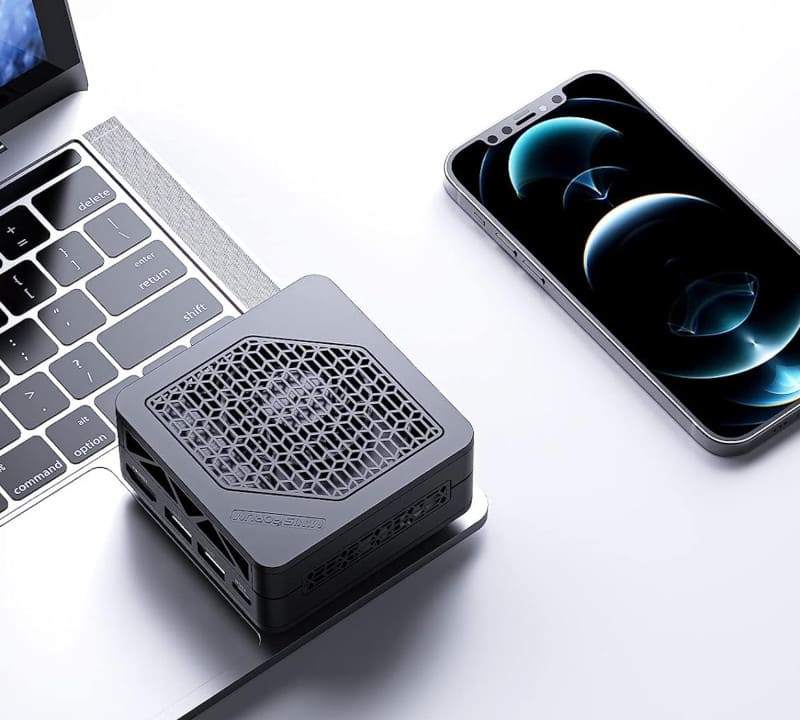 ようやく出た。MINISFORUM「EM780」はRyzen 7 7840U搭載の80mm角筐体