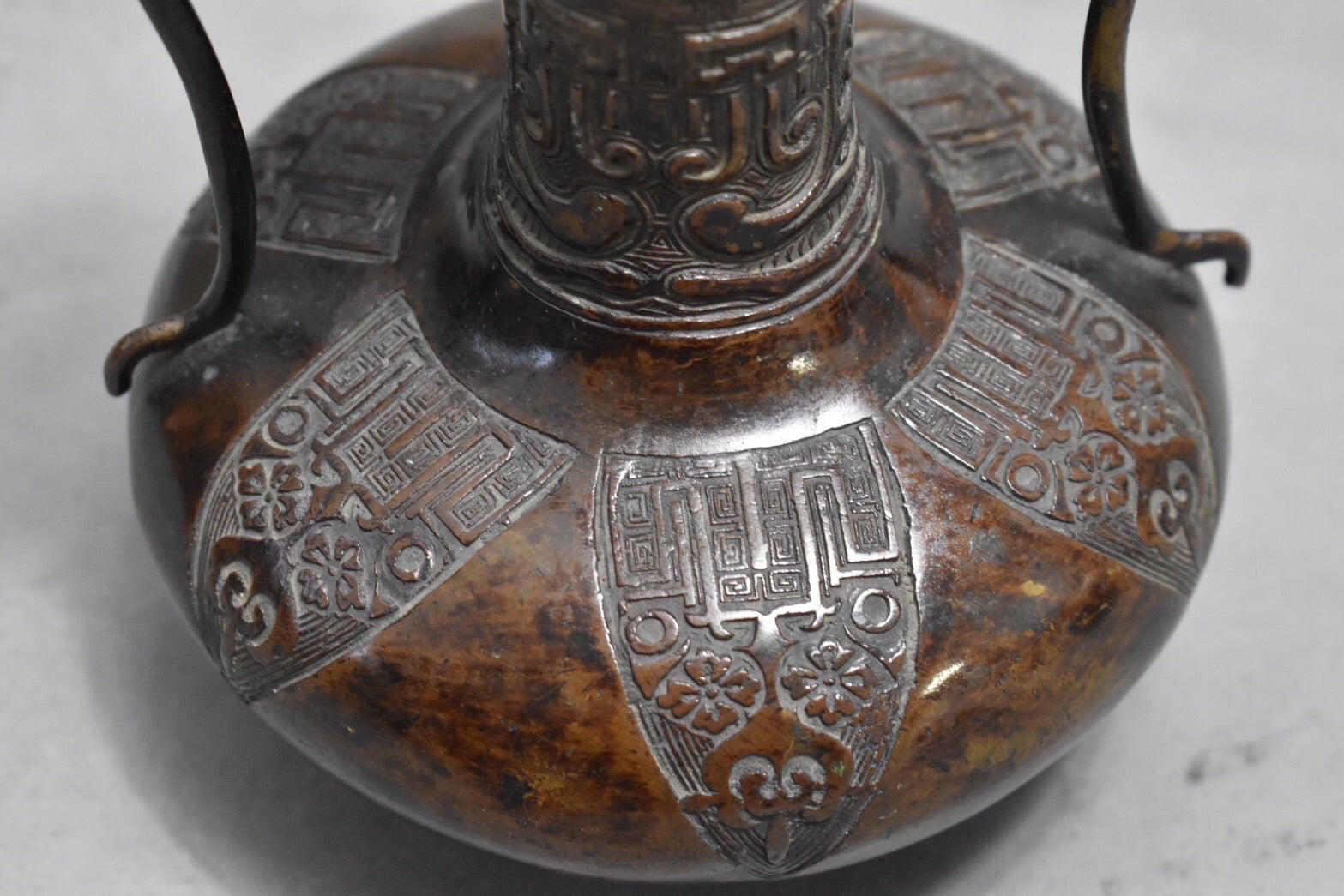 A155 「大明宣徳年製」銘 古銅双耳花瓶 – 株式会社茶源