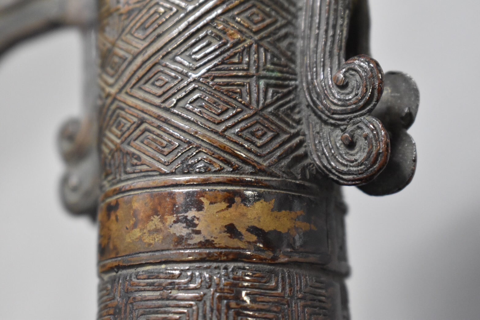 A155 「大明宣徳年製」銘 古銅双耳花瓶 – 株式会社茶源