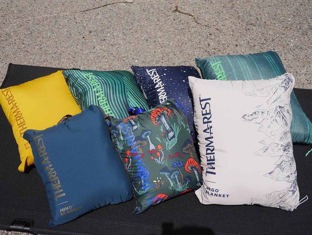 サーマレストの持ち運びに便利な化繊入りブランケットが入ってきました