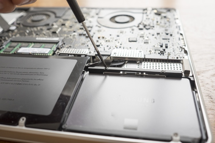 中古MBPも新品並に！】MacBook Pro 17″（early-2011）の SSD交換手順を