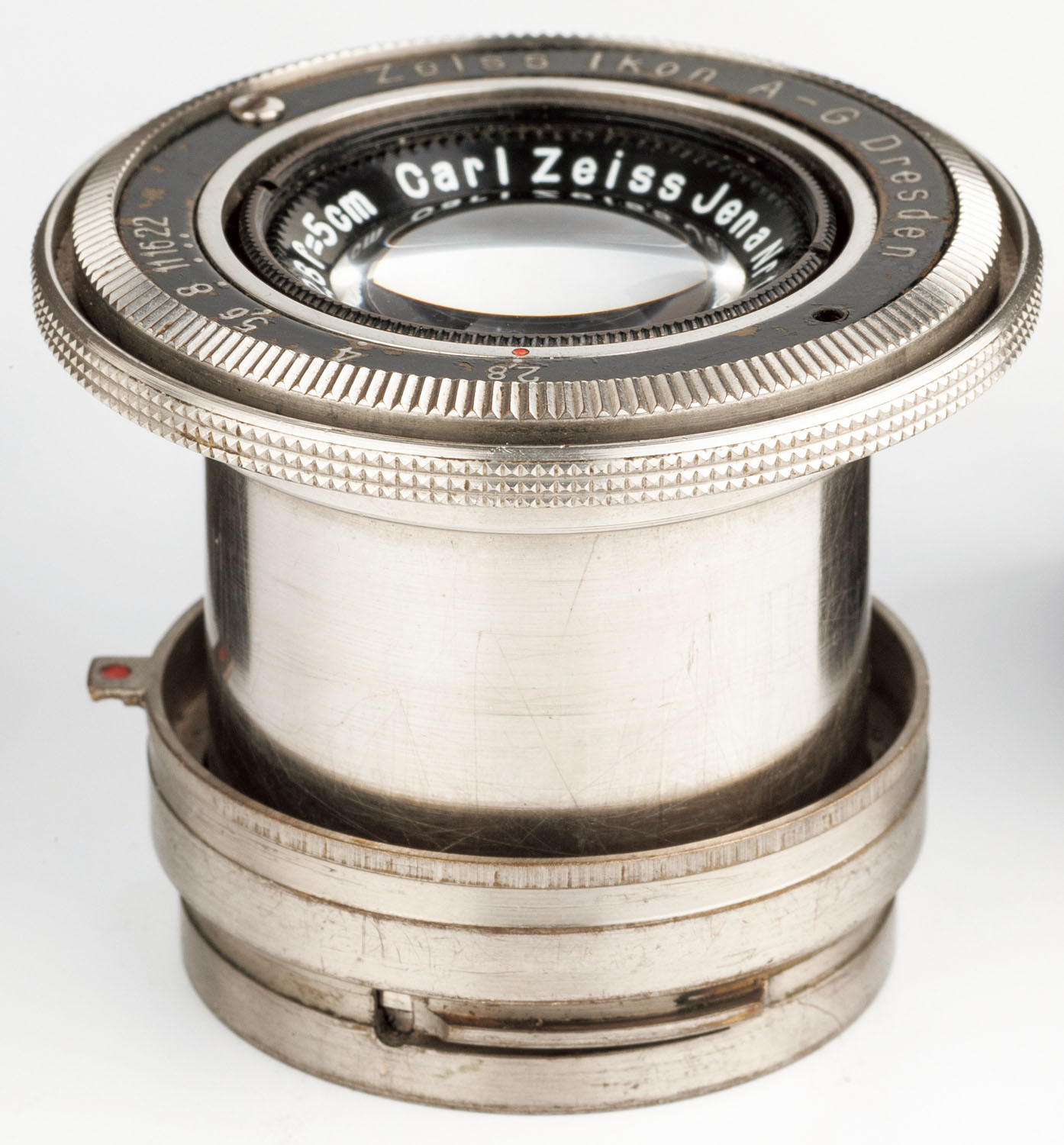 玄人好みの沈胴フォルム Tessar 5cmF2.8。装着時は取り扱いに注意