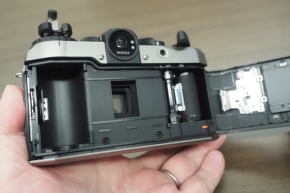 ついに姿を現わしたフィルムコンパクトカメラ「PENTAX 17」ハンズオン