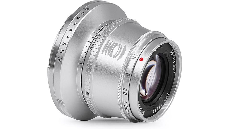 ニコン Z fcにベストマッチの小さな明るい単焦点レンズ3本が1万円台で