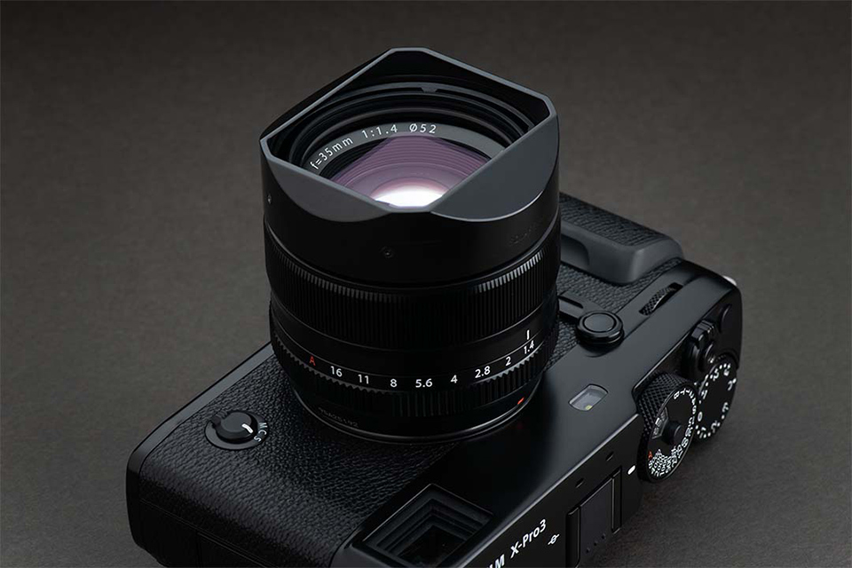 レンズと一体感があるデザインの角型アルミフードに「XF35mmF1.4