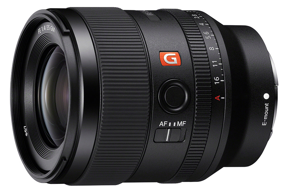 柔らかボケと高解像を両立、小型軽量のオールラウンド大口径広角レンズ