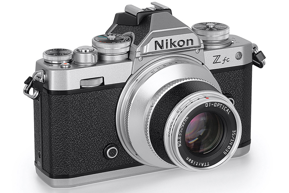 ニコン Z fcのボディカラーにマッチするお手頃価格のF1.4レンズ