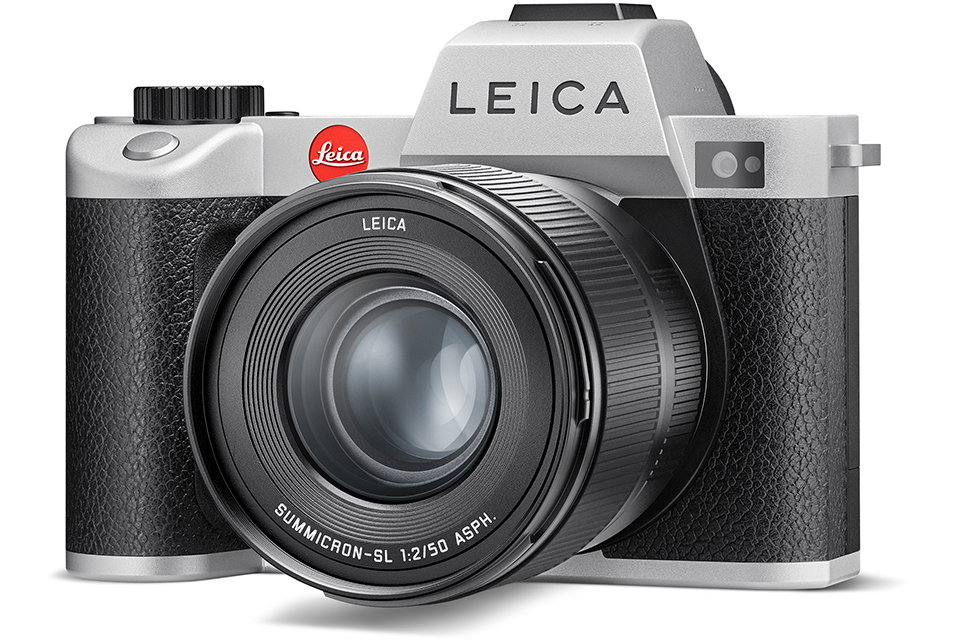 クラシックな佇まいの「ライカSL2 シルバー」に2種類の単焦点レンズ