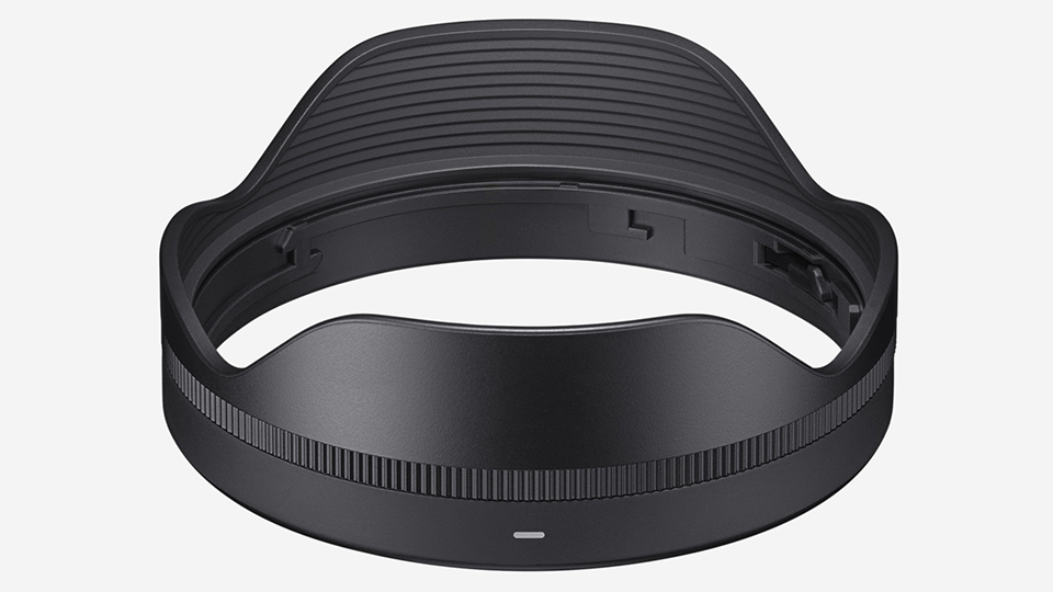 驚くほどコンパクトなF2.8通しの大口径超広角ズームレンズ「SIGMA 10