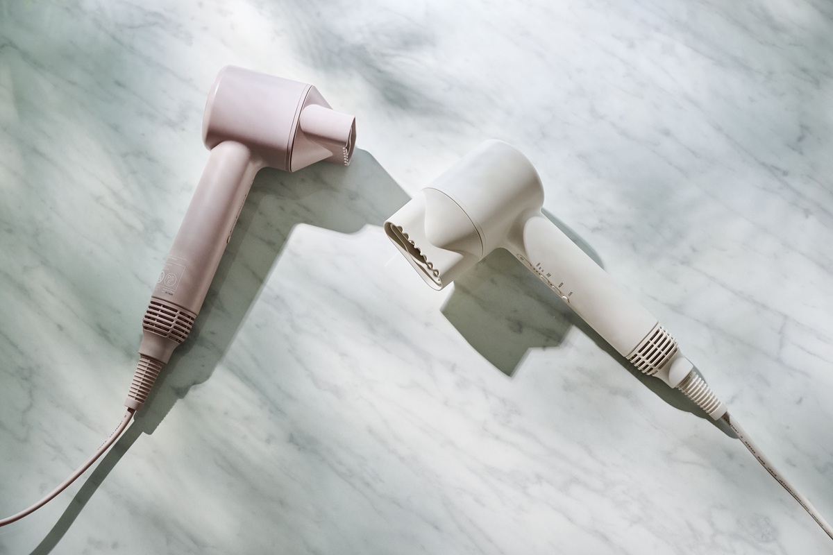 業界初！ 髪との距離を感知して温風と冷風を切り替えるFESTINO「ツヤ