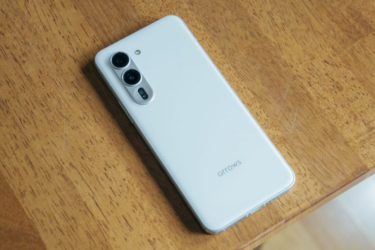 10万円超えの高級スマホに疲れた人に。国産タフネススマホ「arrows