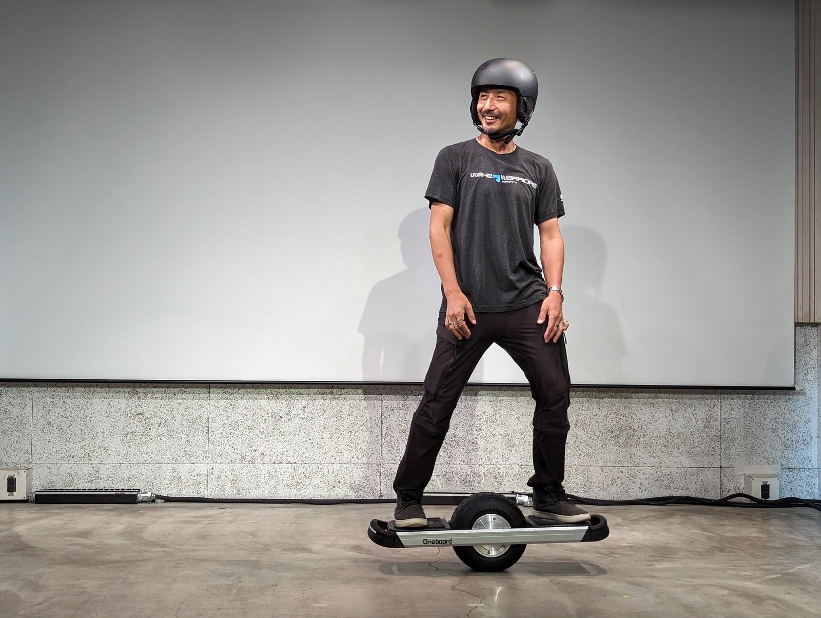 重心移動で自由自在に走行できる一輪電動スケートボード「Oneboard