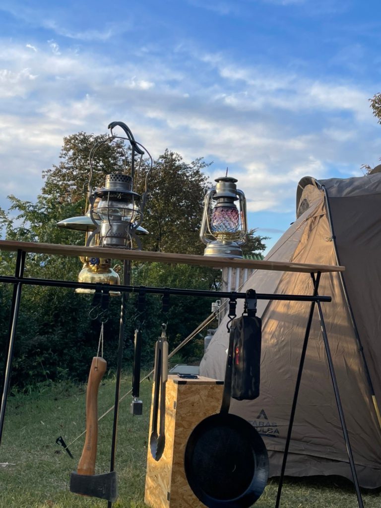 人気のインディアンハンガーを自分風にアレンジ 彫り込み天板を使った