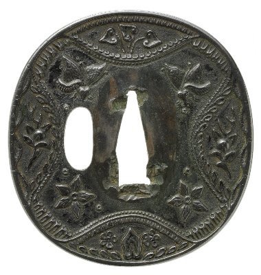 梅花透かし彫り 鉄鍔 桐箱無 鐔 江戸時代 時代物 武具 刀装具 骨董