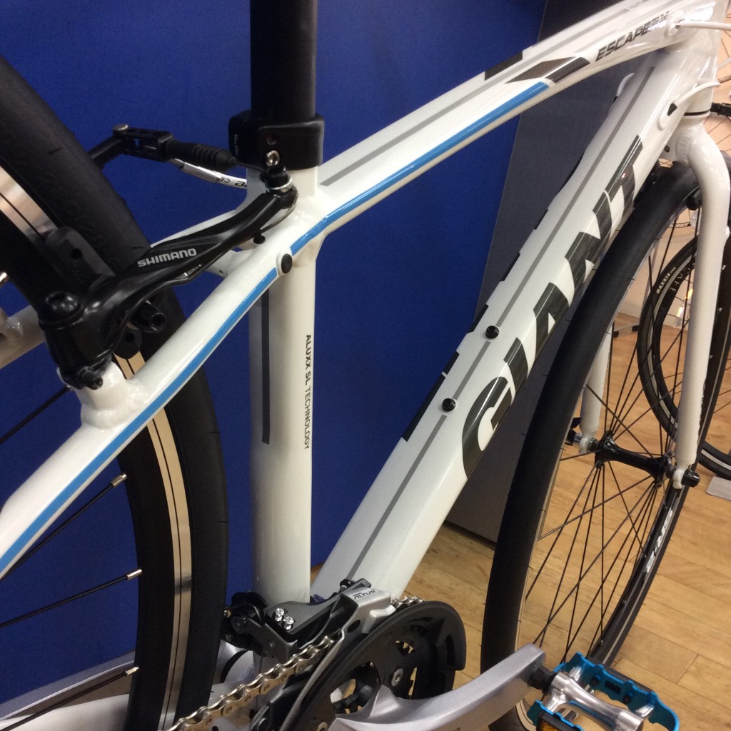 2016年モデル」ESCAPE RX3 ホワイト XXSサイズまだ在庫ございます