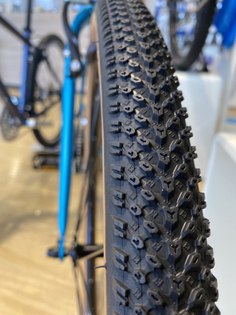 カスタム】GRAVIERを、もっとグラベルに！タイヤでイメチェン