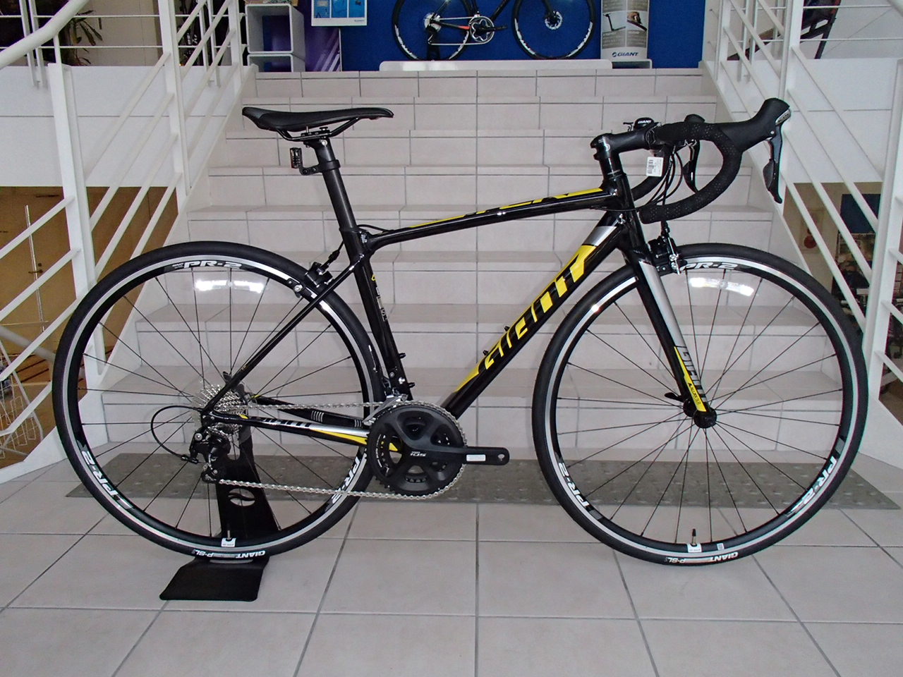 ロードバイク」生まれ変わった究極のアルミロードバイク”NEW TCR SLR