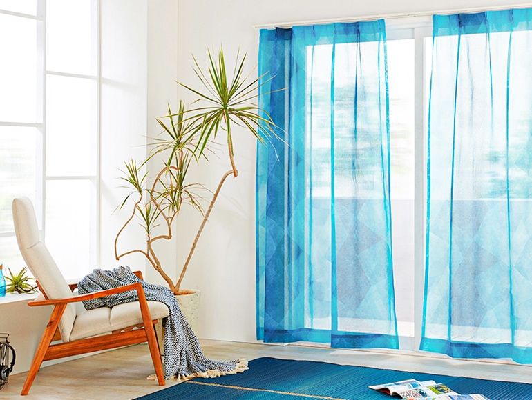 複雑に重なりあう幾何柄模様のレースカーテン Indico「ラーゴ」ブルー