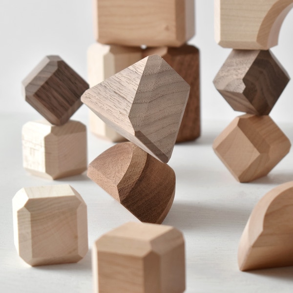 角を使って様々な積み方ができる積み木「つみつみブロック Lサイズ(42