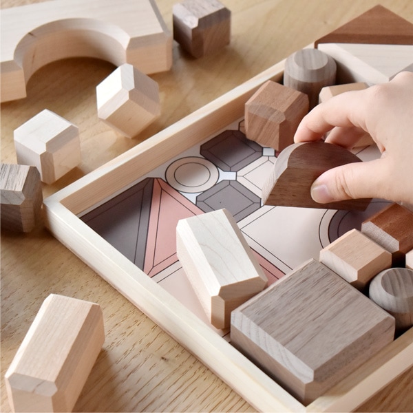 角を使って様々な積み方ができる積み木「つみつみブロック Lサイズ(42
