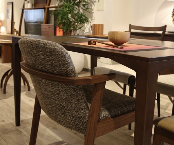 ラク ダイニングチェア/椅子(セミアームチェア・ハーフアーム) 無垢材