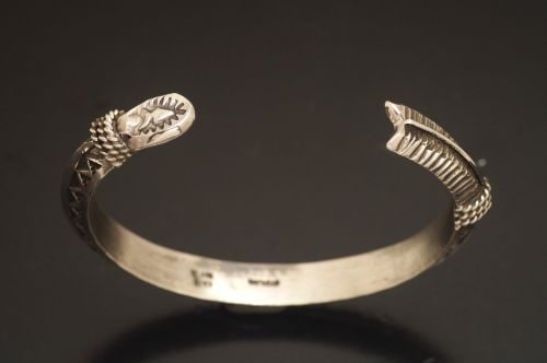 ナバホバングル デライン・リーブス作 《トライアングルワイヤー