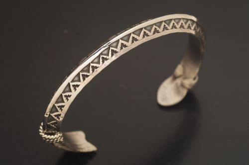 ナバホバングル デライン・リーブス作 《トライアングルワイヤー