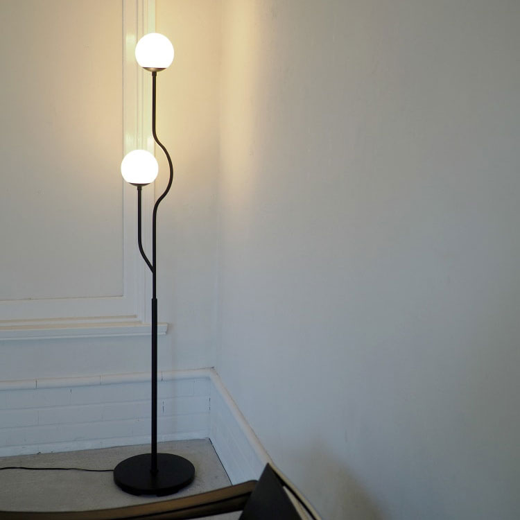 オブジェのような洗練された佇まいの2灯タイプフロアライト Chemin