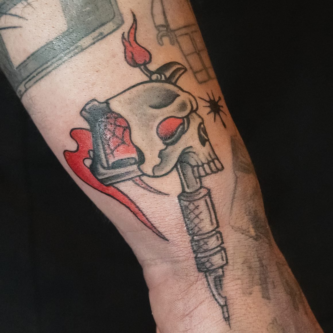 アメリカントラディショナルのスカルコイルマシーンタトゥーです