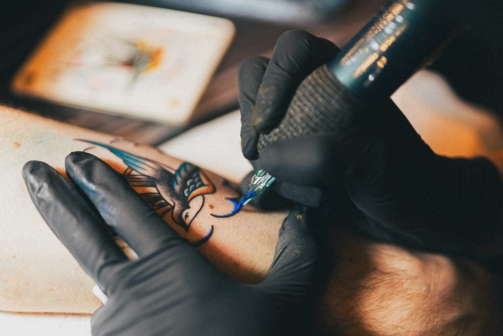 伝統の刺青技法、”手彫り”とは？機械彫りとの違い、痛み・料金を解説