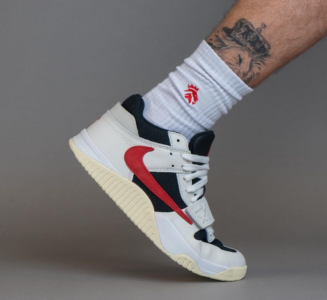 TRAVIS SCOTT × NIKE JORDAN JUMPMAN JACK TR UNIVERSITY REDが5/10に