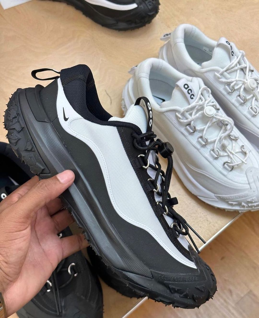 COMME des GARCONS HOMME PLUS × NIKE ACG MOUNTAIN FLY LOW 2が4/5に