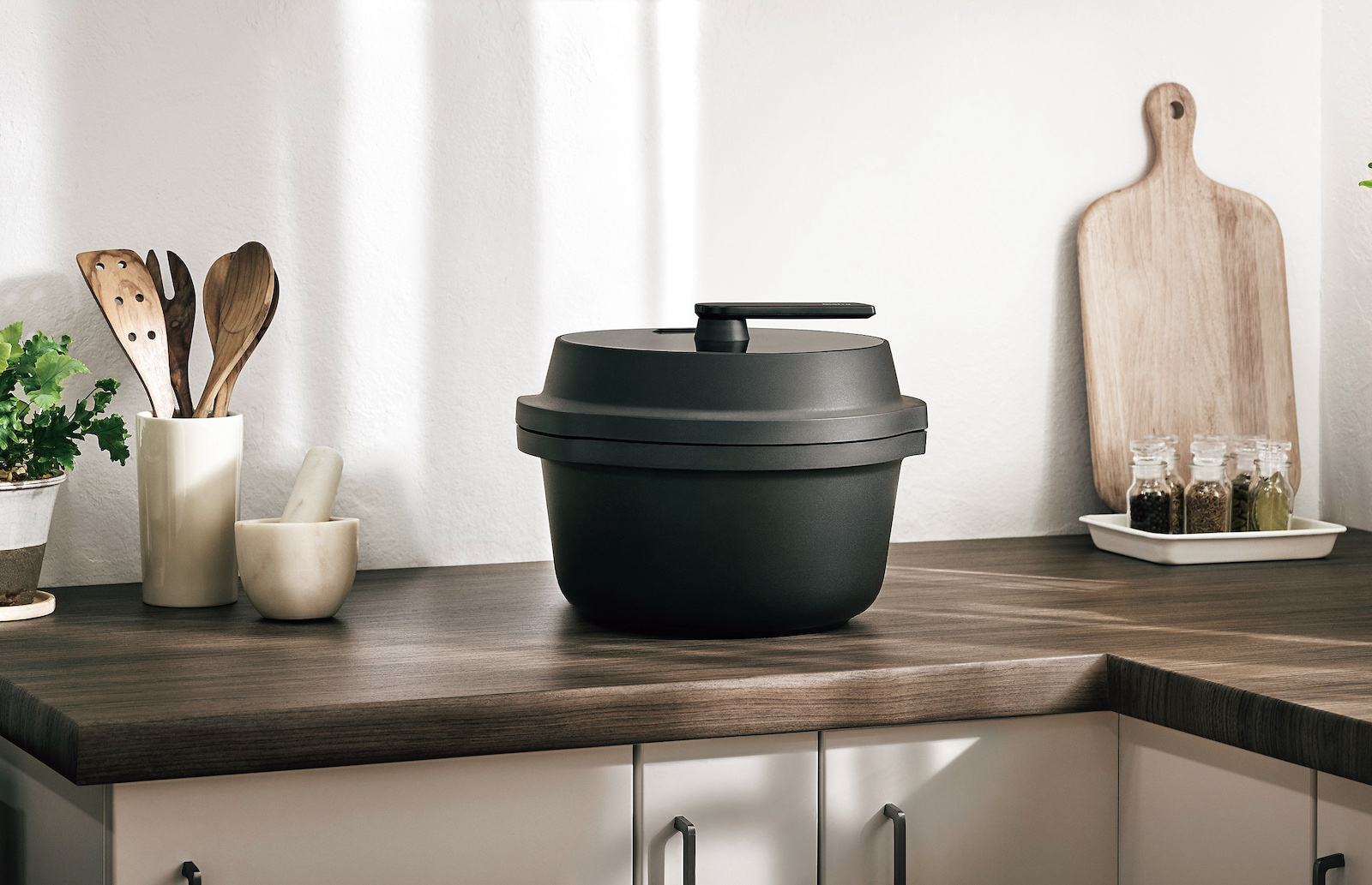 新生活に取り入れたい！ 業界初のかき混ぜ機能付き「電気圧力調理鍋