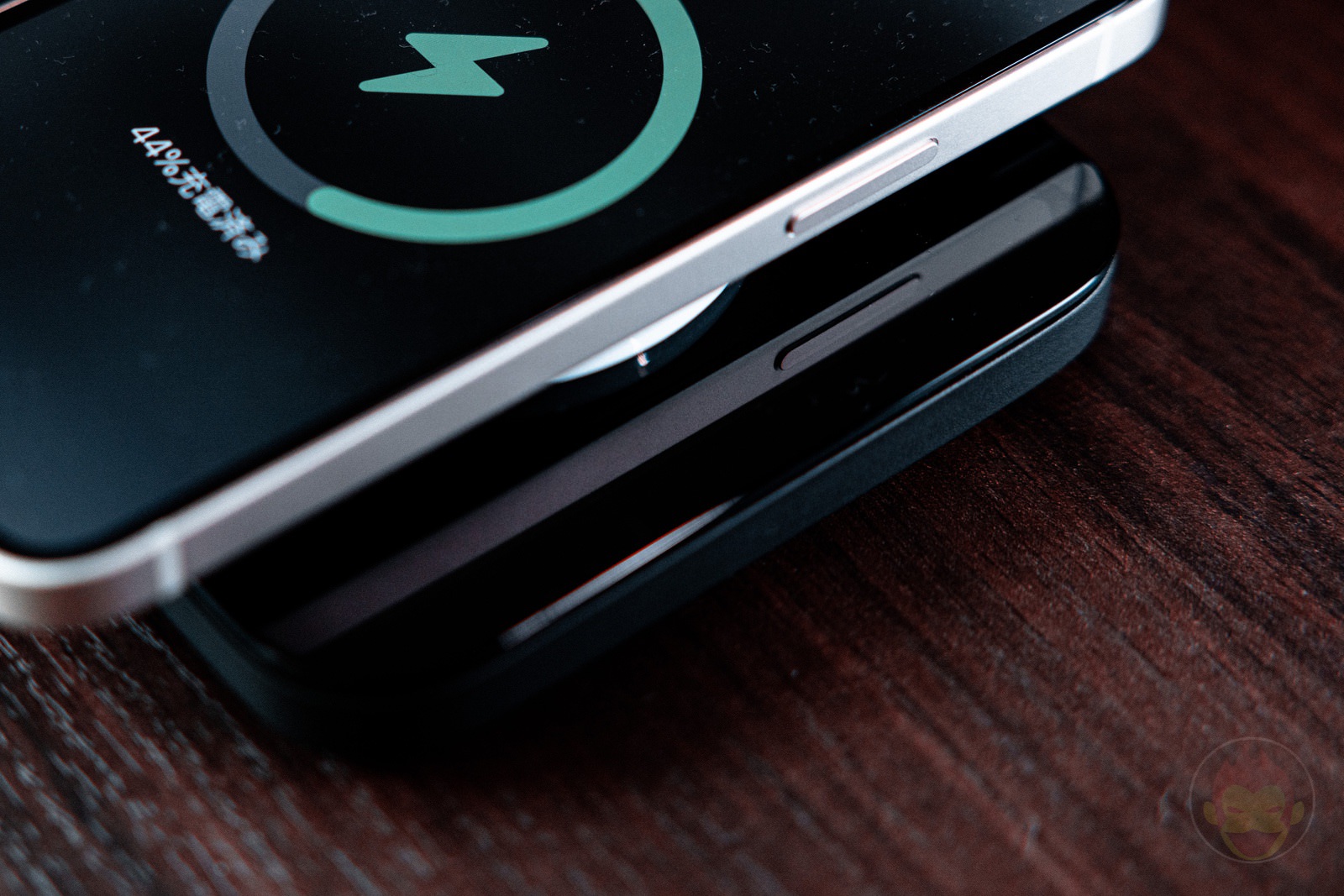 レビュー】Nomad Base One：MagSafe充電器の高級品 | ゴリミー