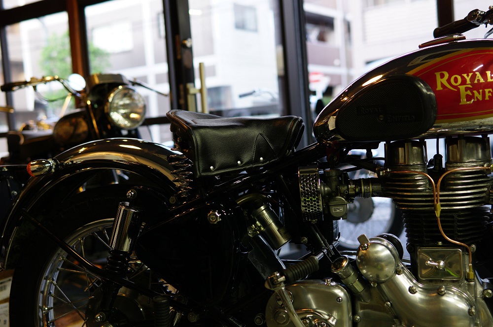 ロイヤルエンフィールドのサドルシートをカッコ良く取り付けたい