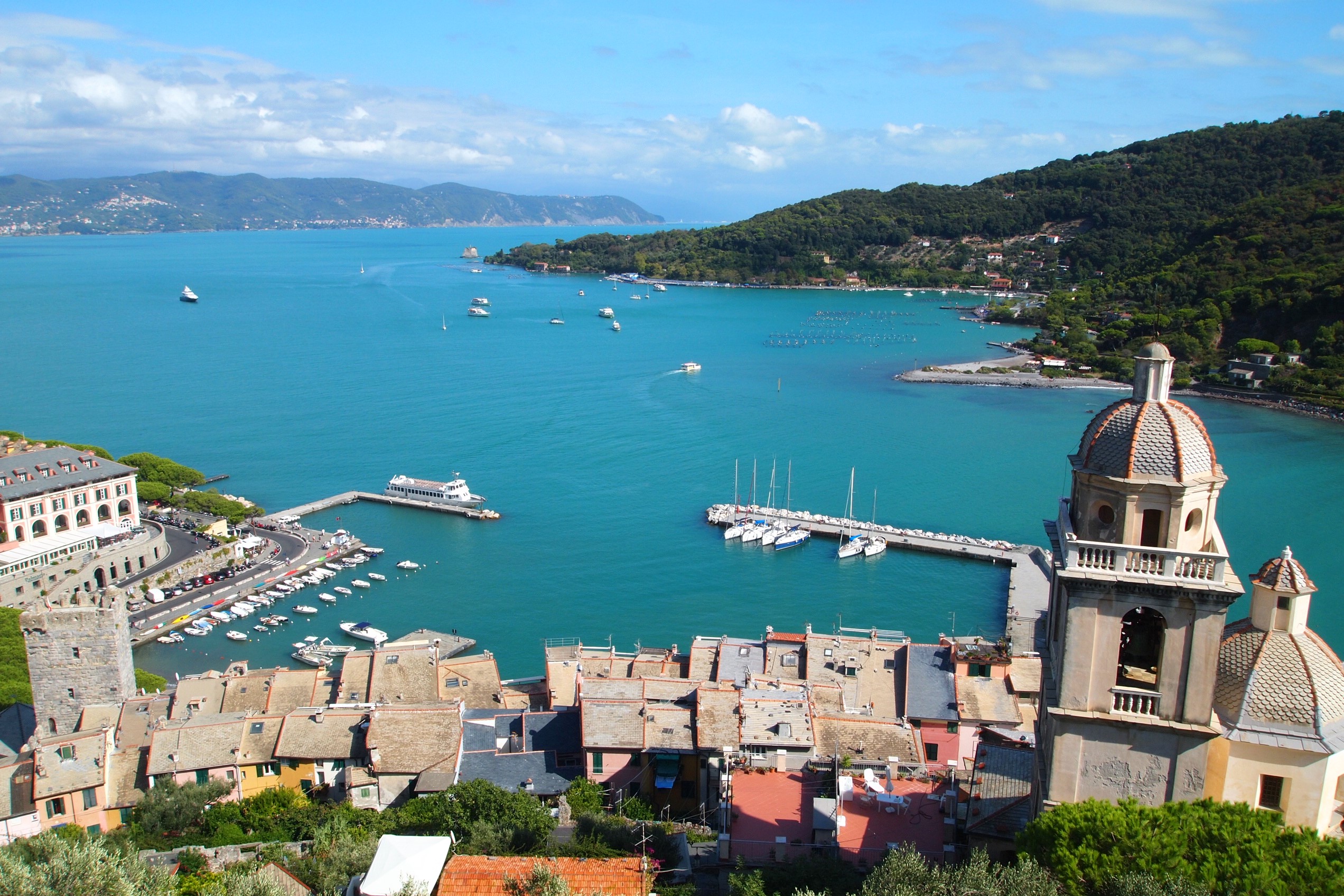 エメラルドグリーンの海とカラフルな町並み、イタリアの世界遺産ポルト