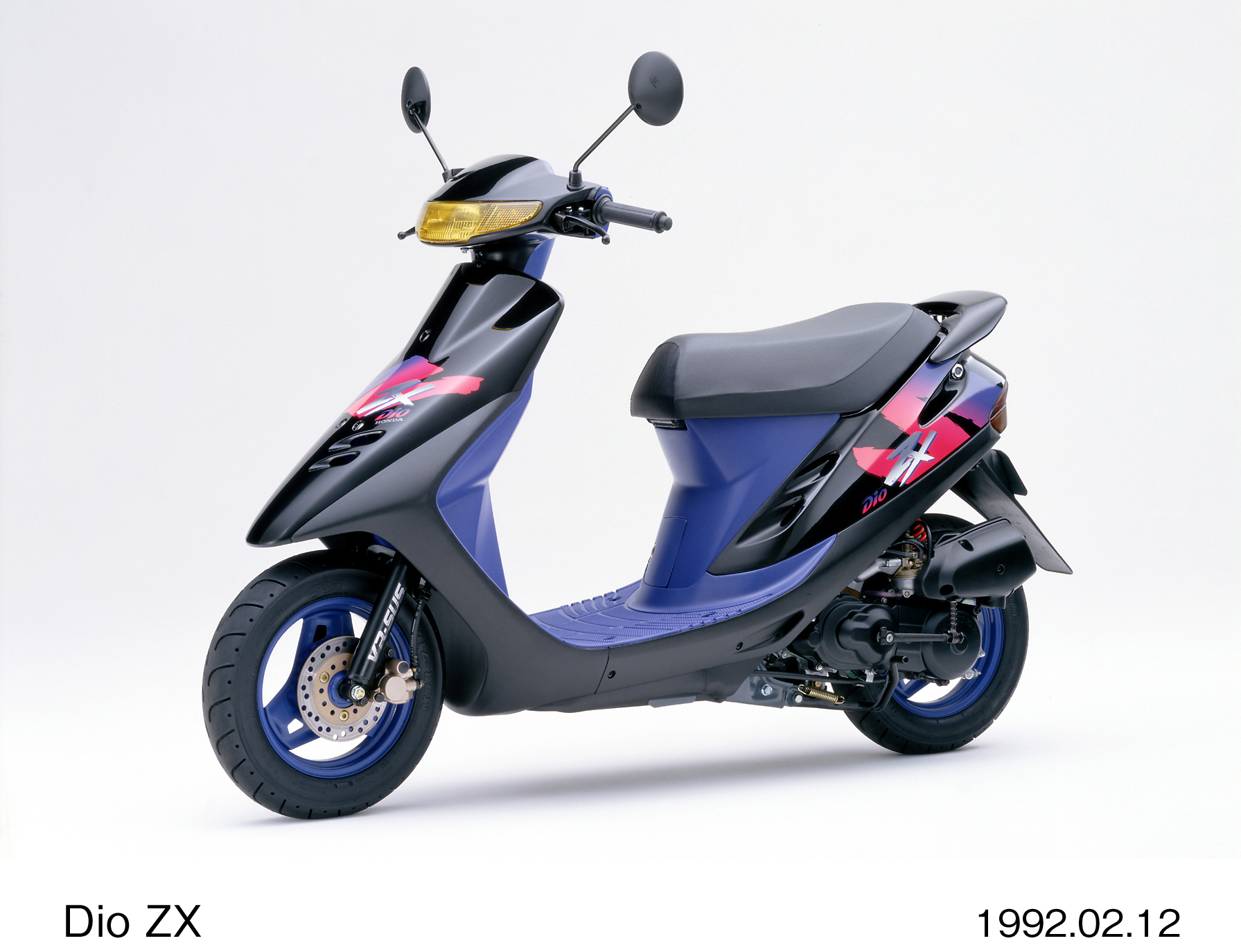 ハイマウント・ストップランプ内蔵リア・スポイラーを装備した若者向け