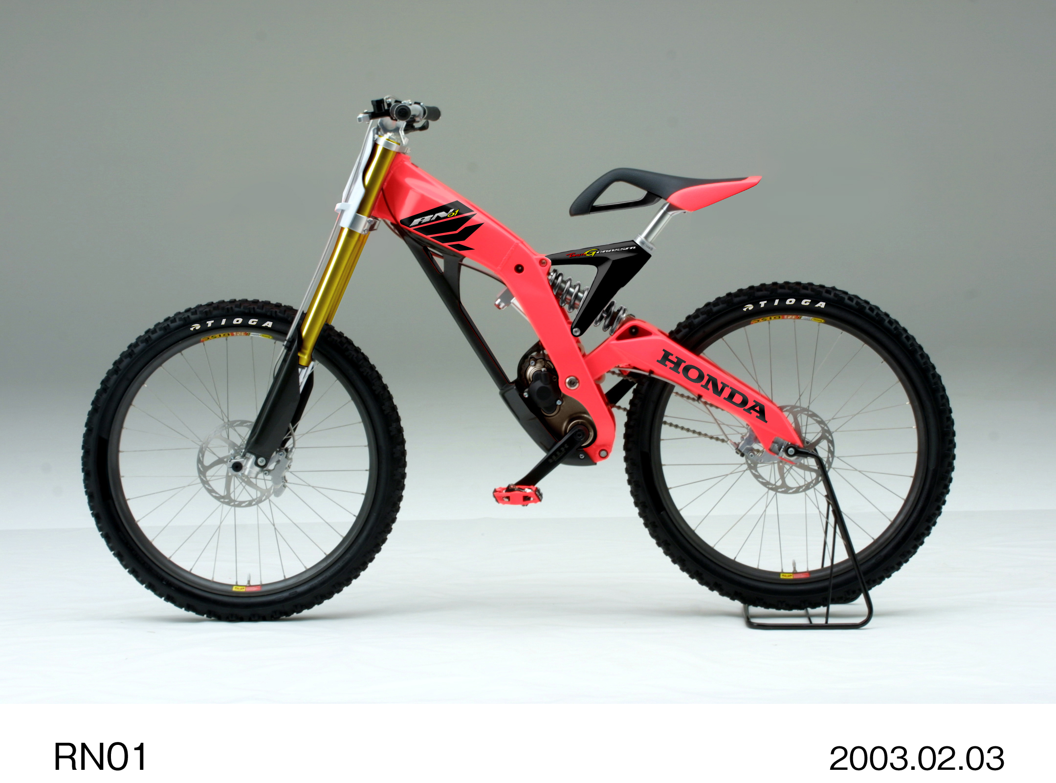 ダウンヒル競技専用 マウンテンバイクを開発 2003年ジャパン