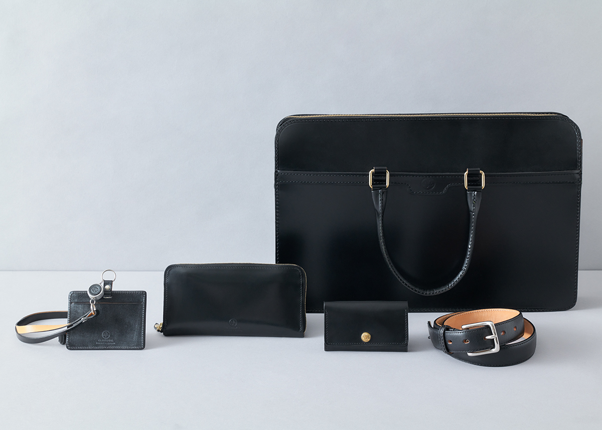 ブラックのレザーグッズが、ビジネスシーンの第一印象を素敵に演出して