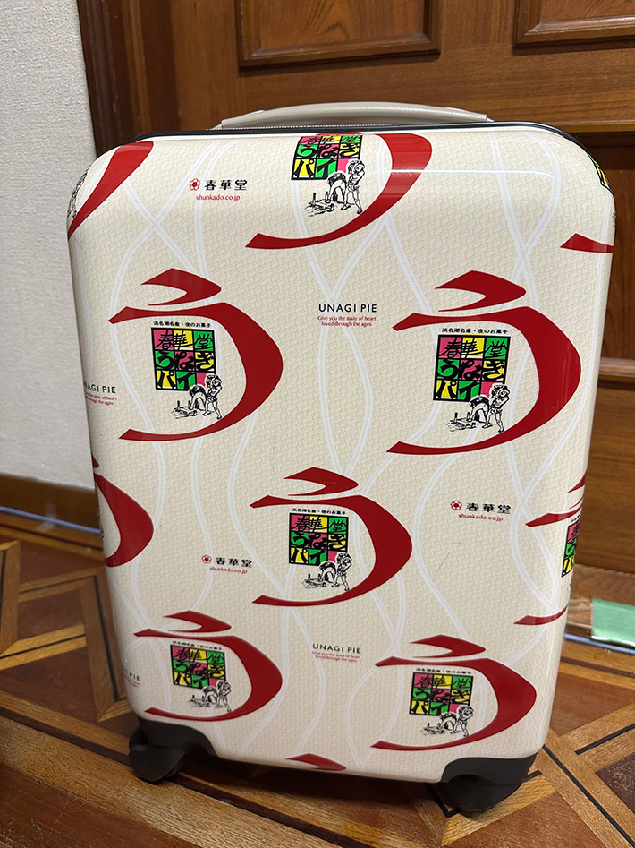 クセが強い』キャリーケースが話題 思わず二度見するデザインが