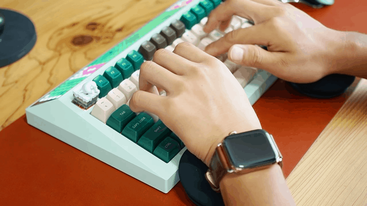 HOVER レビュー】柔軟なタイピングを実現する磁気浮上式パームレスト