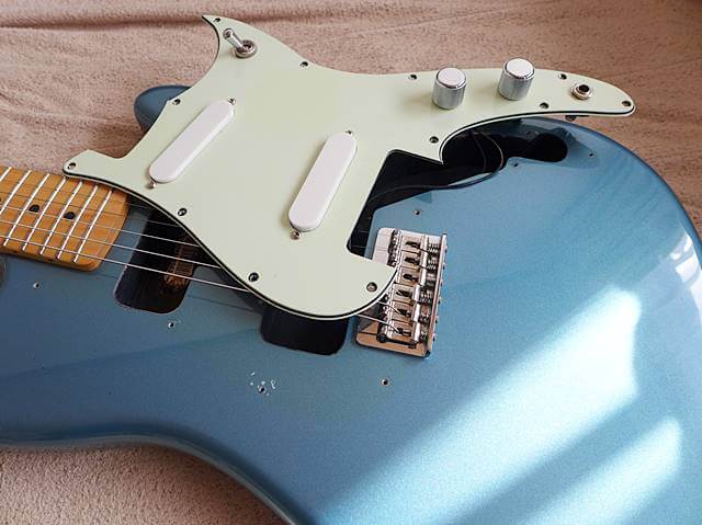 デュオソニックのピックアップカバーをストラトキャスター用に替えて