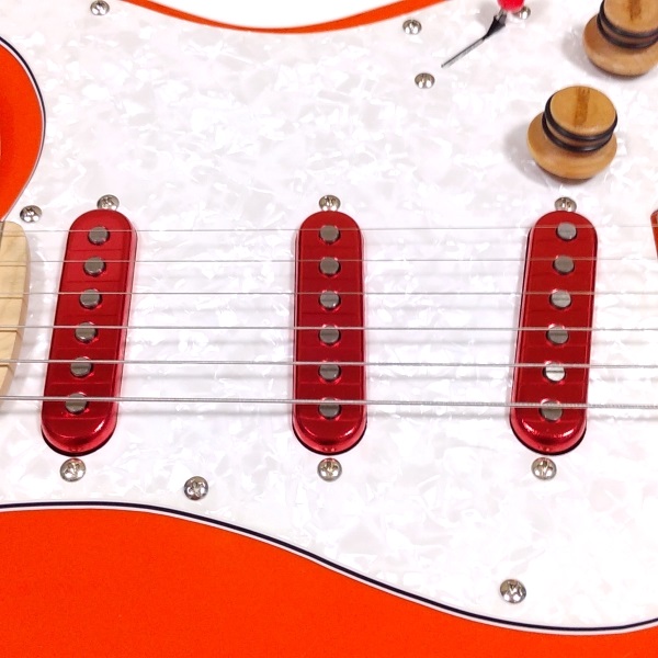 外観◎】ギターにシングルコイル用穴付き金属製ピックアップカバーを